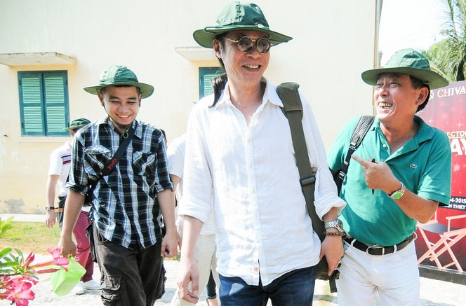 Đạo diễn - diễn viên Trần Lực vừa hoàn tất phần quay hình cho chương trình thực tế Bố ơi! Mình đi đâu thế của VTV3. Anh tranh thủ thời gian này cùng một số đồng nghiệp đến Phan Thiết tham gia hoạt động điện ảnh và xã hội có ý nghĩa. Đầu tiên, đoàn nghệ sĩ thăm và tặng quà cho các chiến sĩ đồn biên phòng Mũi Né.