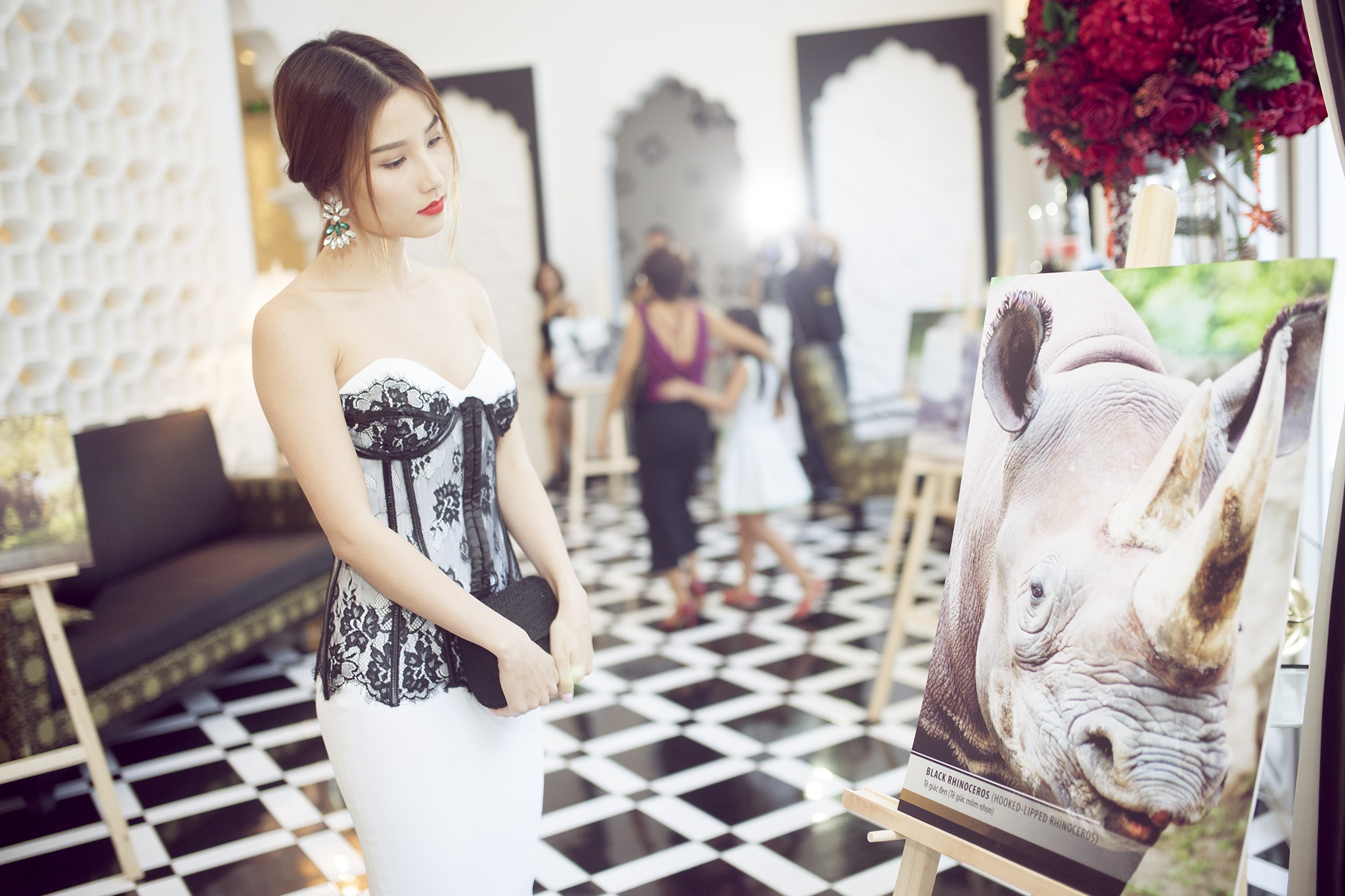 Nữ diễn viên Tốc độ và đường cong xúc động khi xem những bức ảnh trưng bày trong sự kiện.