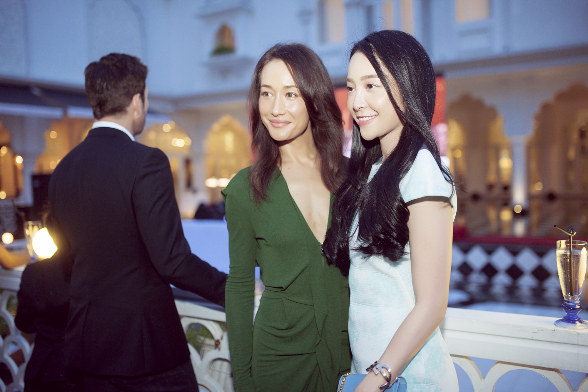 Maggie Q trò chuyện cởi mở và chụp hình cùng dàn sao Việt. Trong ảnh, người đẹp tươi tắn bên diễn viên múa Linh Nga.