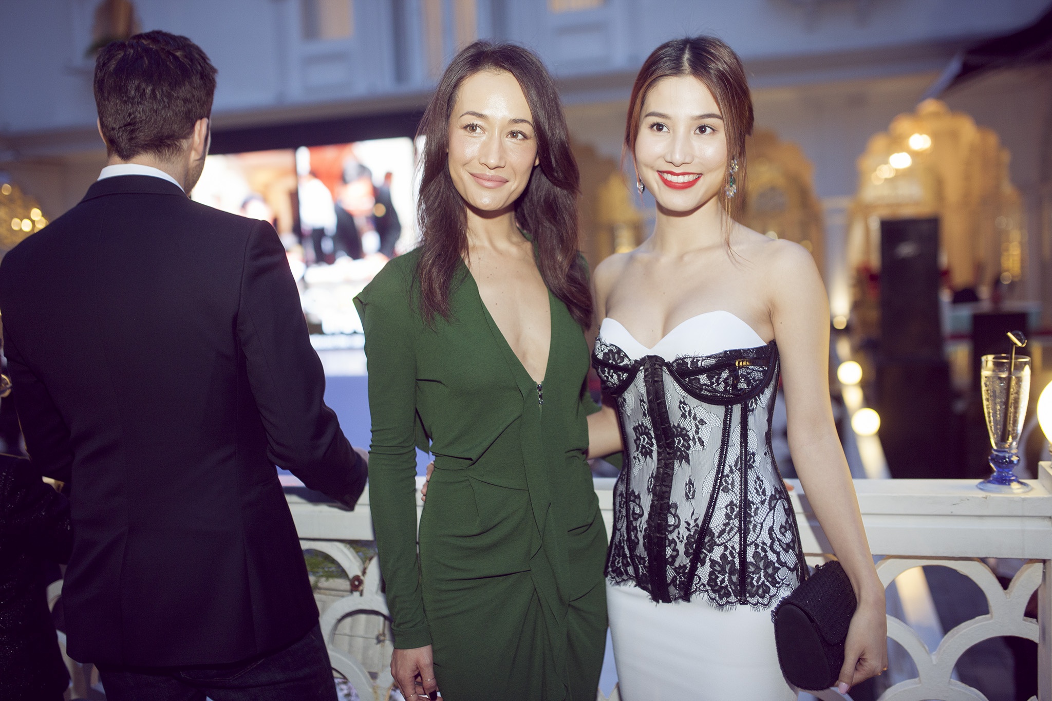 Nữ diễn viên gốc Việt diện váy xẻ sâu, đọ vẻ gợi cảm bên người đẹp Diễm My 9X.