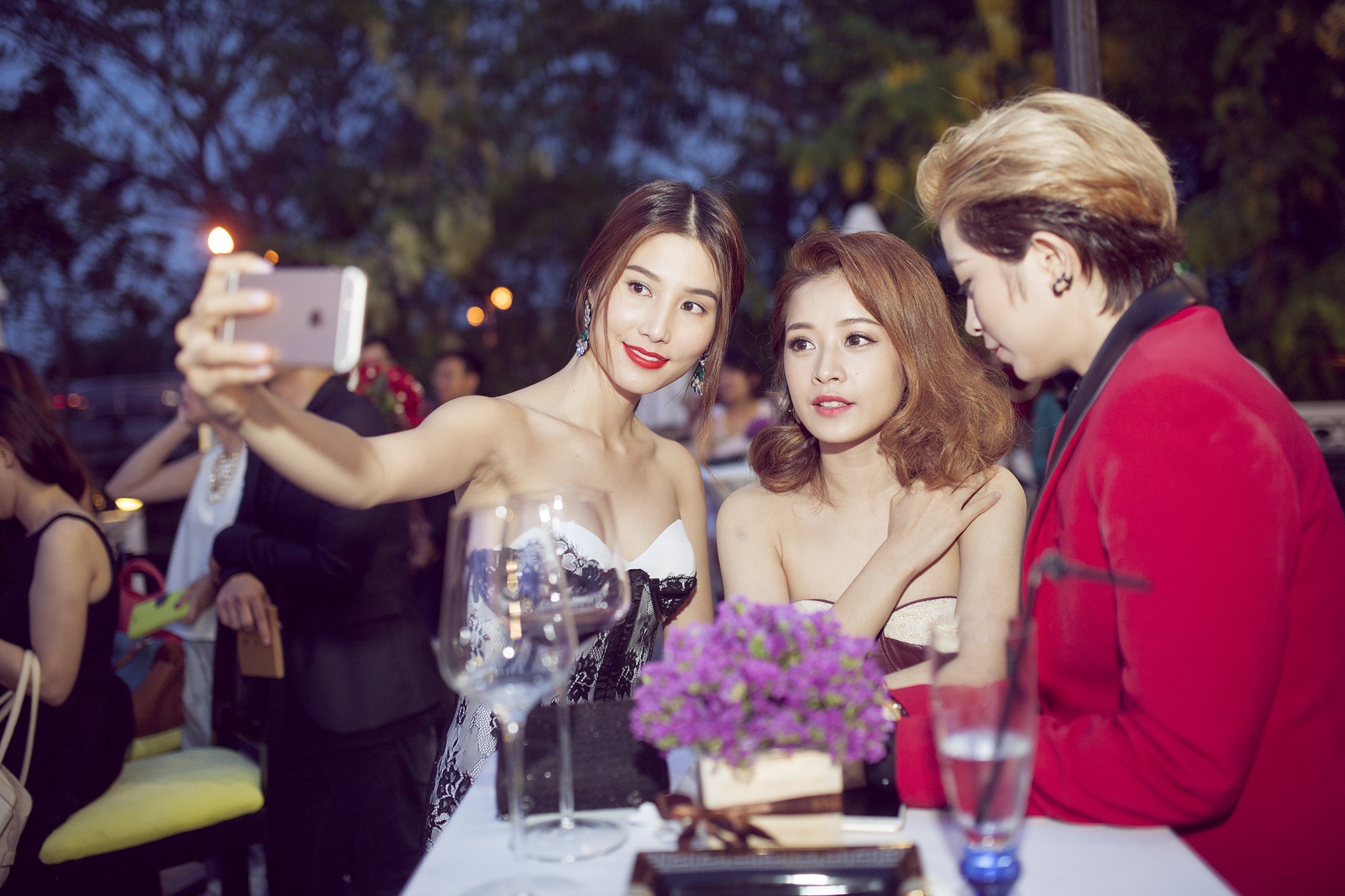 Bên cạnh Diễm My, giải đồng Bước nhảy hoàn vũ 2015 - Chi Pu và Gil Lê cũng tham gia sự kiện. Họ vui vẻ chụp hình cùng nhau.