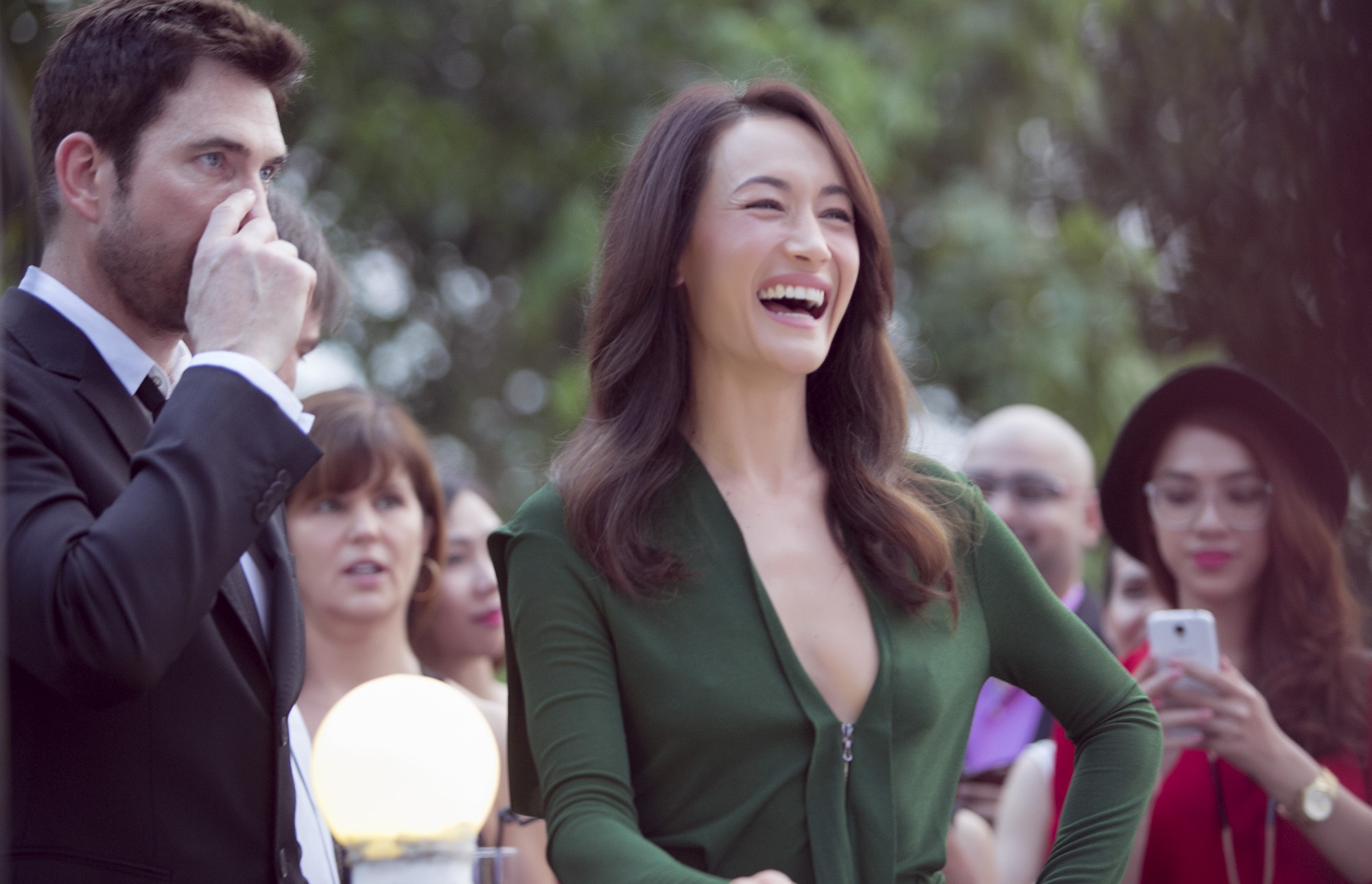 Khoảnh khắc cười thoải mái của mỹ nhân Mission Impossible 3 bên bạn trai trong sự kiện. Minh tinh Hollywood tiết lộ, Dylan McDermott là người có tính kỷ luật và đồng cảm với cô khi tham gia các chiến dịch bảo vệ động vật hoang dã. Trước đây, anh tham gia các hoạt động bảo vệ loài voi nên càng thấu hiểu, ủng hộ Maggie Q.