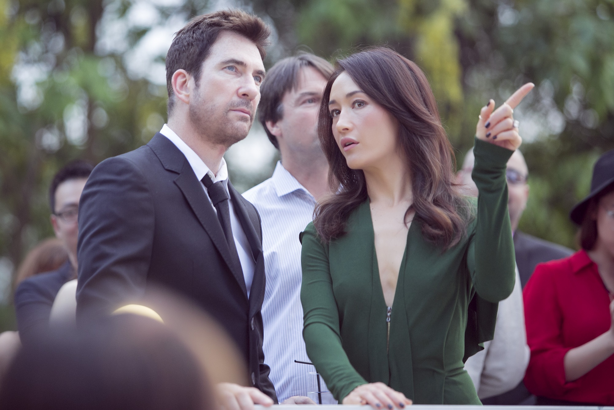 Không sở hữu vòng 1 đầy đặn nhưng Maggie Q vẫn tự tin diện váy xẻ sâu. Cả hai liên tục trò chuyện trong sự kiện. Cặp đôi đính hôn hồi cuối năm 2014 trong kỳ nghỉ ở Hawaii. Theo tiết lộ từ mẹ ruột Maggie Q, nữ diễn viên và vị hôn phu điển trai sẽ kết hôn vào tháng 9 hoặc tháng 10 tới trên bãi biển Honolunu xinh đẹp.