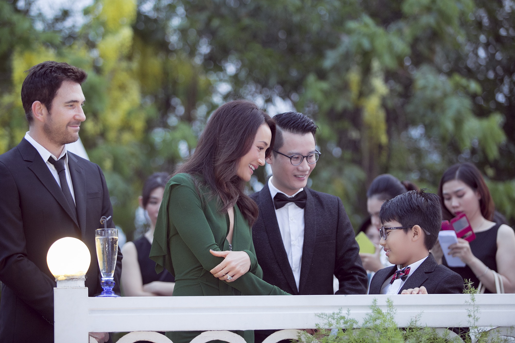 Người đẹp Nikita thân thiện trò chuyện với bố con ca sĩ Hoàng Bách. Nam ca sĩ và con trai Tê Giác mặc vest bảnh bao tới sự kiện sang trọng.