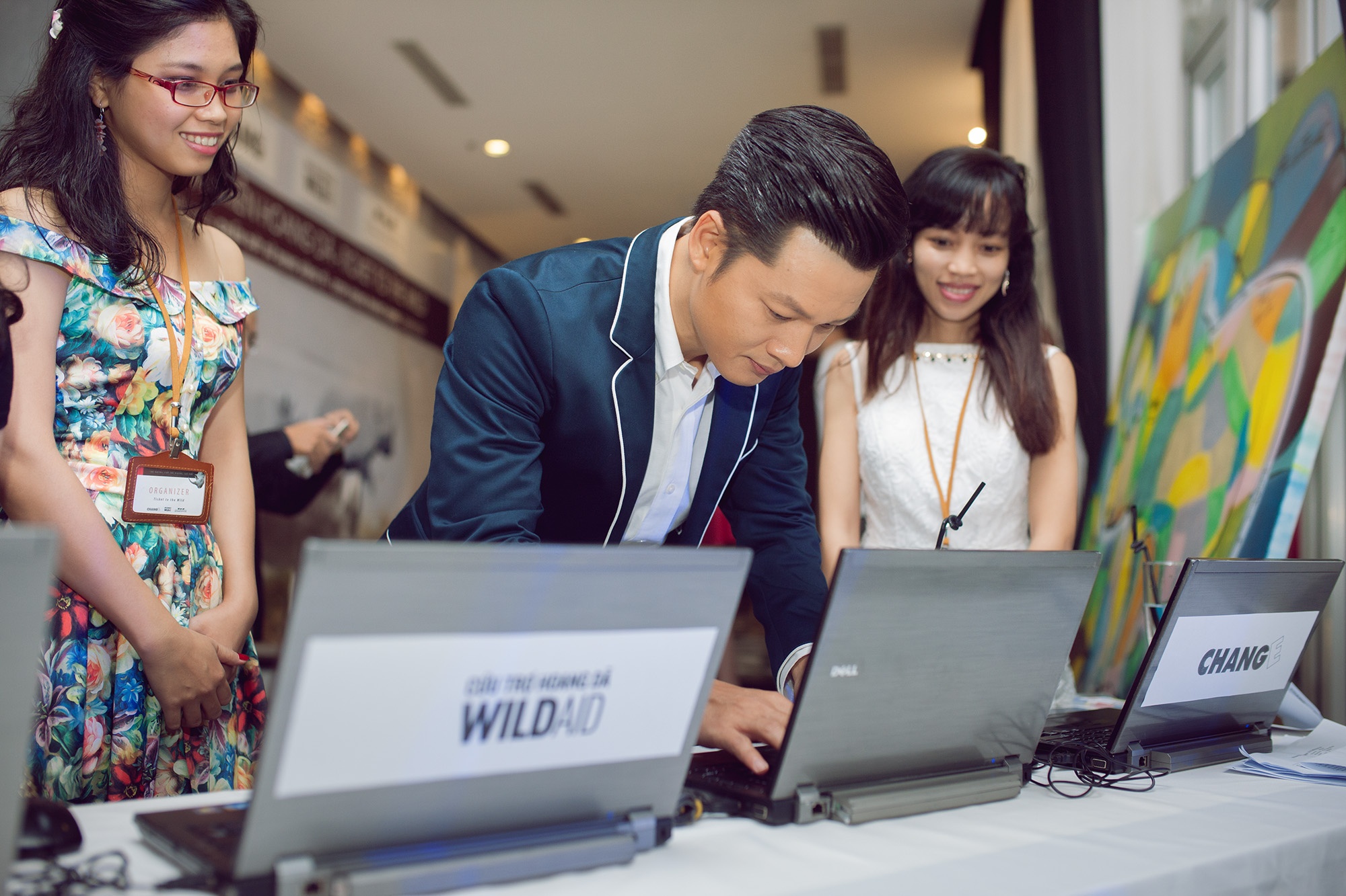 Nam ca sĩ Đức Tuấn cũng ký tên trên mạng kêu gọi công chúng cùng cứu tê giác.