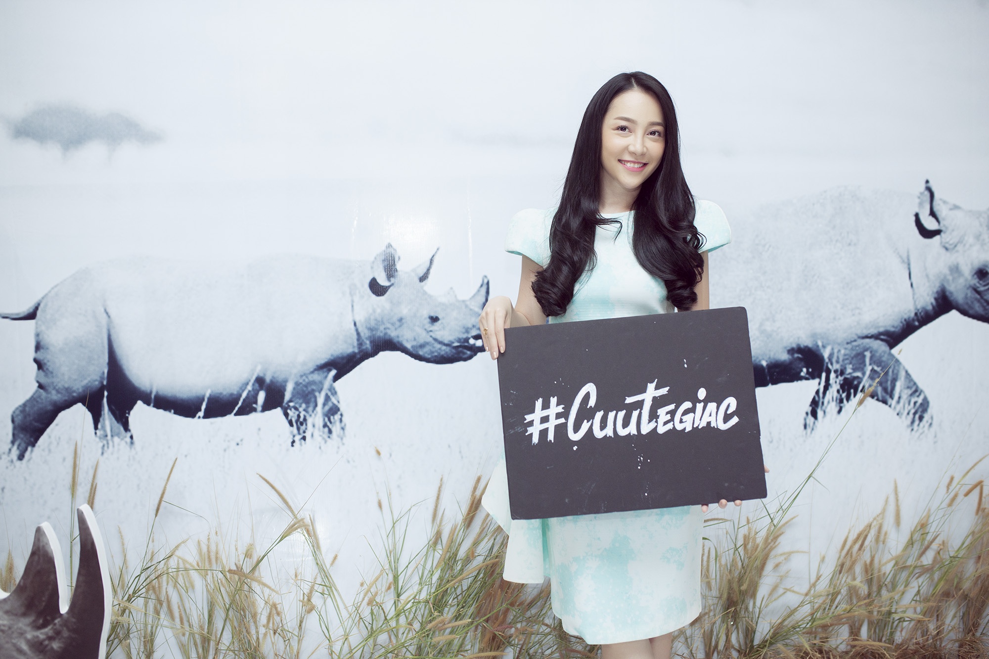 Nữ diễn viên múa Linh Nga cũng nhiệt tình kêu gọi bảo vệ tê giác.