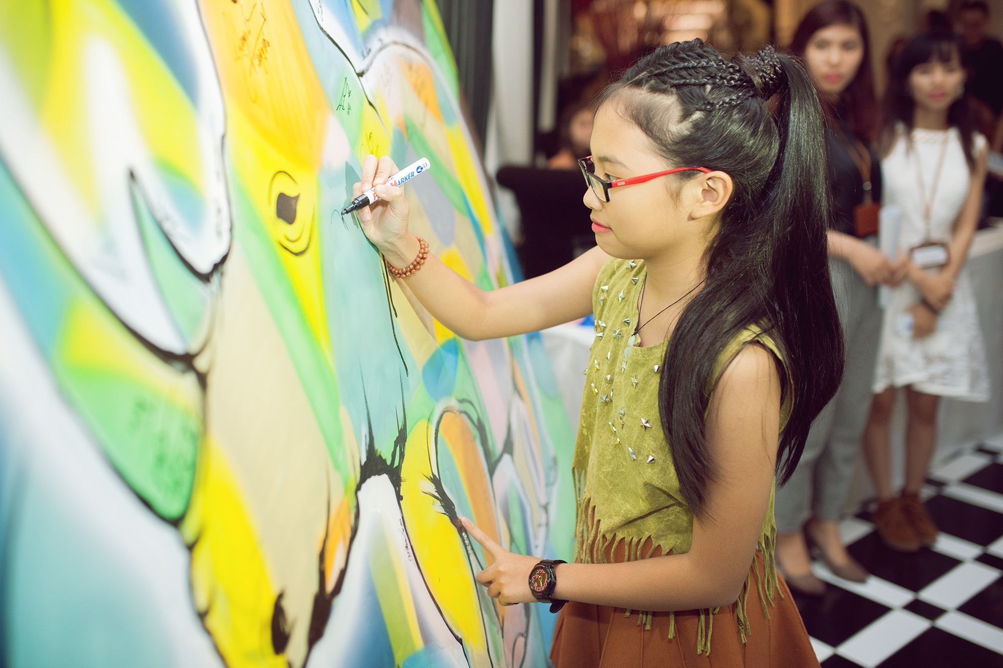 Nữ ca sĩ nhí Phương Mỹ Chi cũng có hành động thiết thực tại sự kiện.