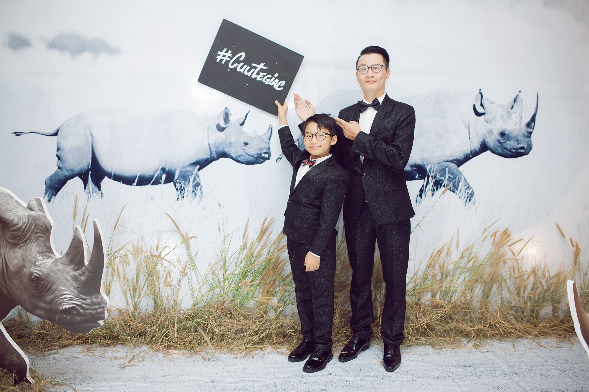 Ca sĩ Hoàng Bách và con trai Tê Giác mặc đồng tông đi tiệc.