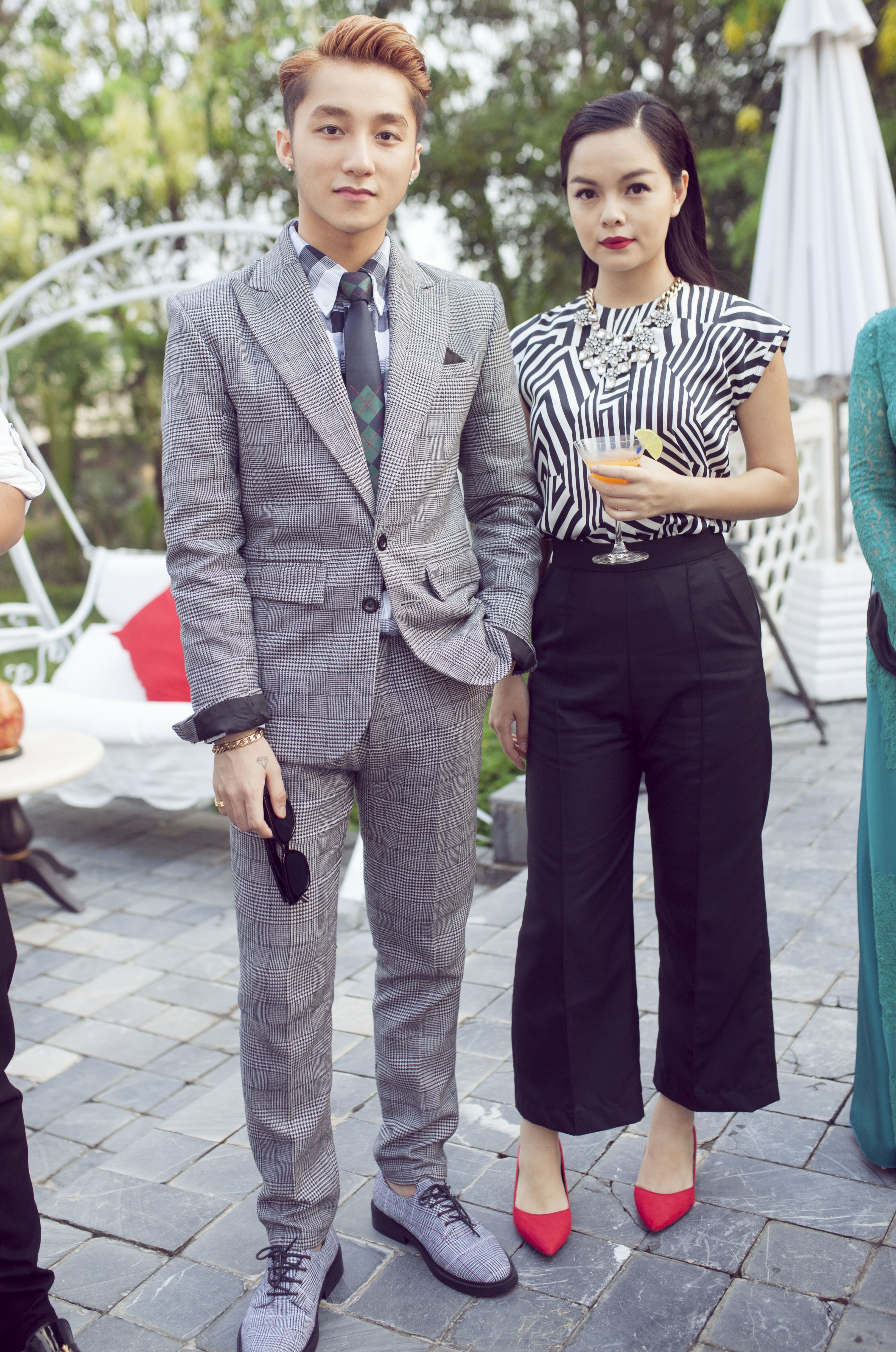 Từ ngày đầu quân về công ty vợ chồng Quang Huy - Phạm Quỳnh Anh, anh luôn được họ tháp tùng mỗi khi xuất hiện. Gần đây, giọng ca Thái Bình tiếp tục vướng nhiều ồn ào như viện cớ viêm họng để bỏ thi The Remix nhưng vẫn chạy show hát bar, hay đả kích bậc cha, chú trong MV Không phải dạng vừa đâu.