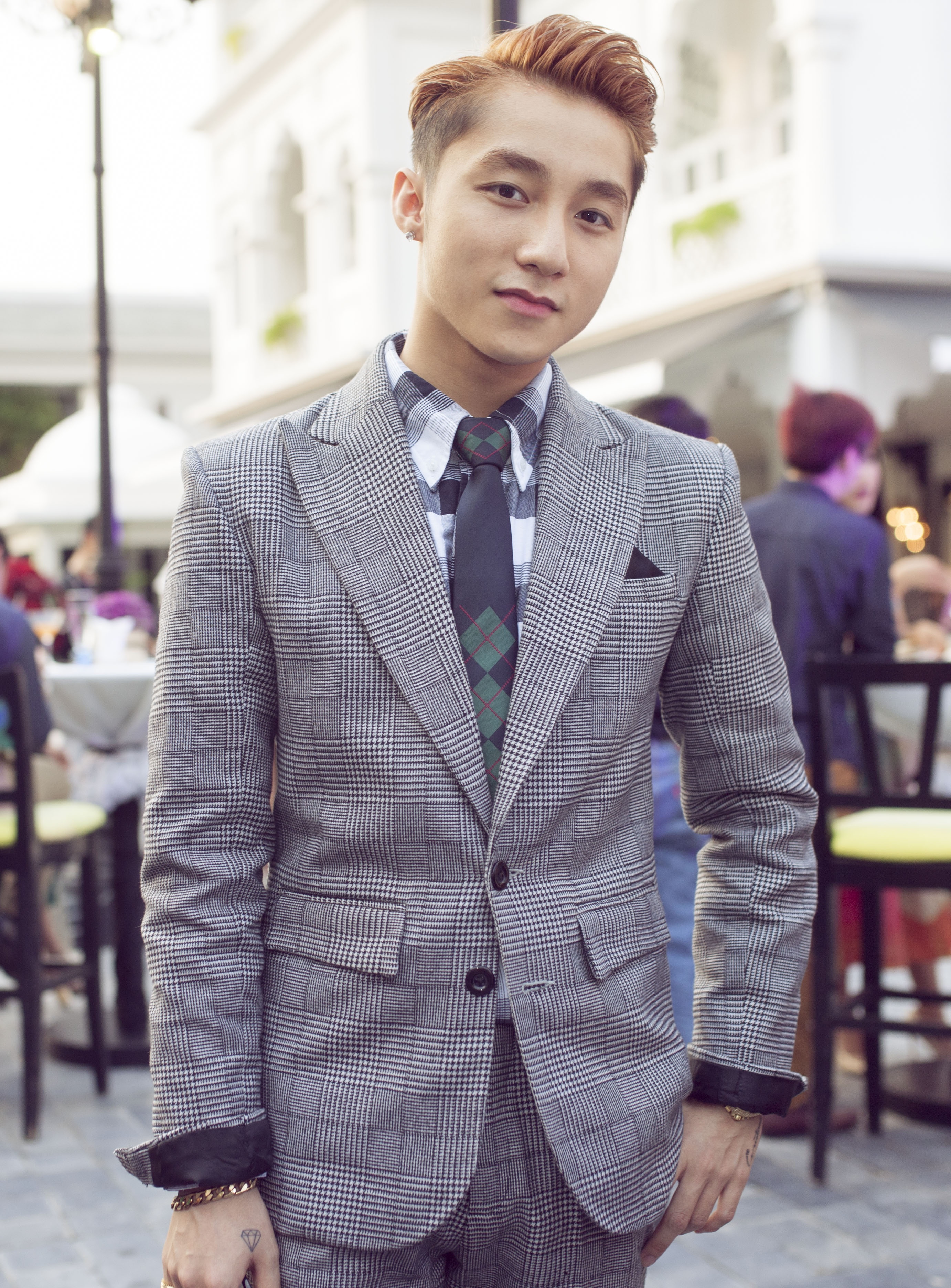 Chiều 12/4, Sơn Tùng M-TP diện vest bảnh bao tham gia sự kiện bảo vệ động vật hoang dã do nữ diễn viên Maggie Q làm đại sứ, tại TP HCM. Đây là lần đầu tiên anh xuất hiện công khai sau khi viết đơn xin dừng thi The Remix.