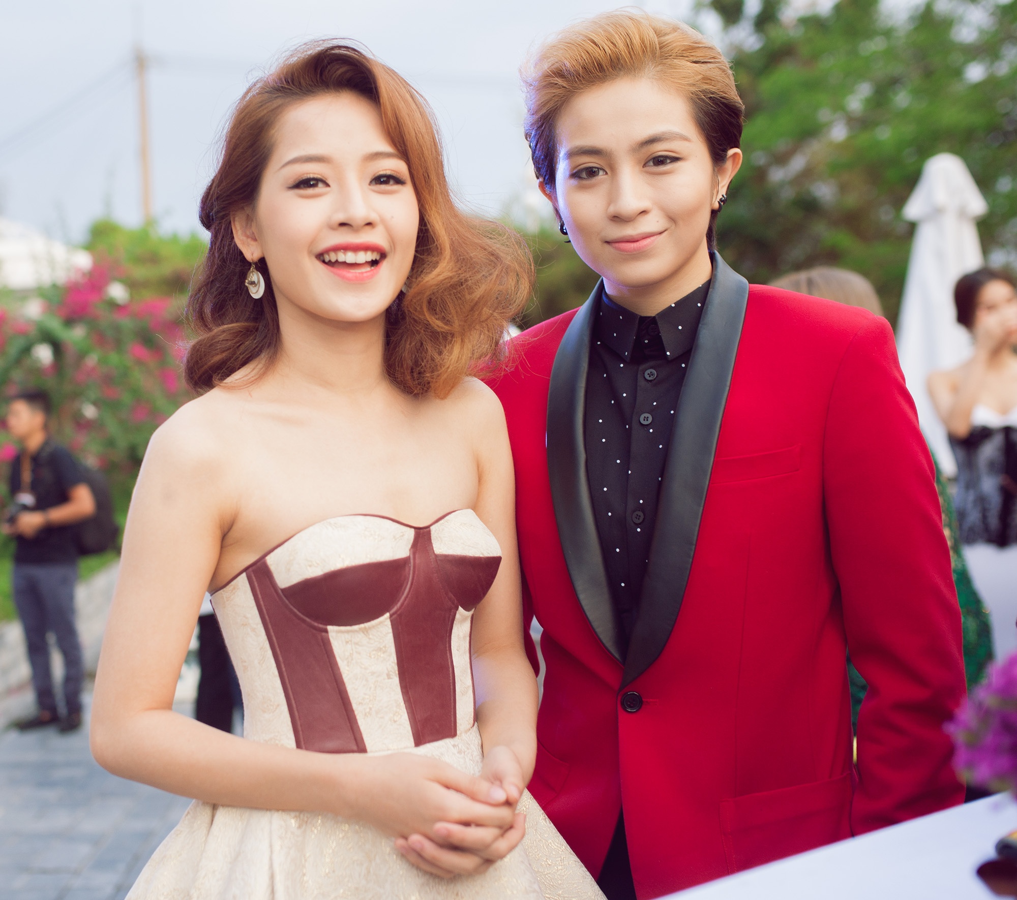 Sau khi kết thúc Bước nhảy hoàn vũ, Chi Pu vui vẻ đi tiệc cùng bạn gái tin đồn Gil Lê. Trong khi nữ diễn viên Hương Ga mặc nữ tính, gợi cảm thì cựu thành viên nhóm nhạc X5 cá tính với vest.