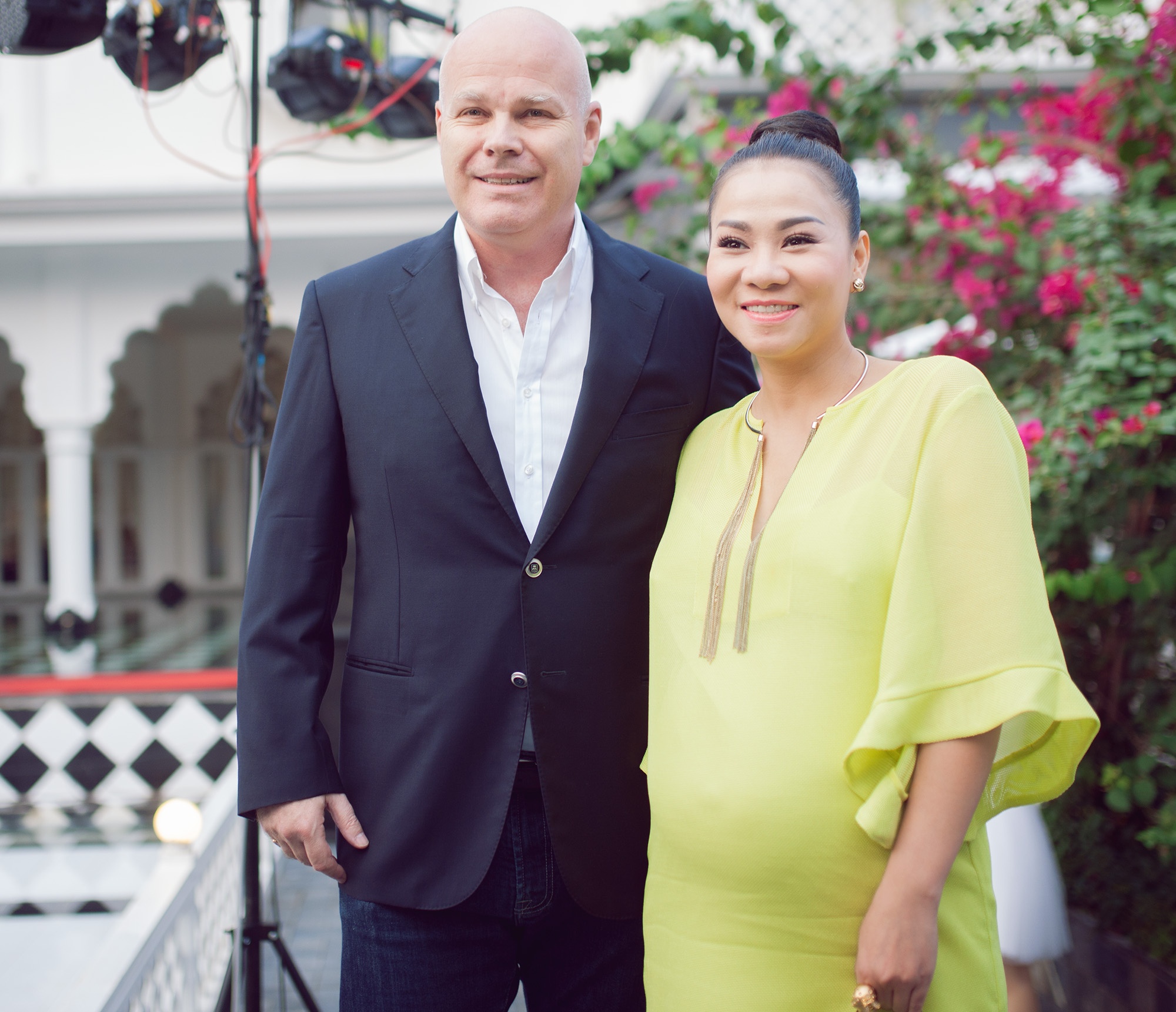 Bà bầu Thu Minh được ông xã tháp tùng đến sự kiện. Nữ giám khảo Vietnam Idol tăng cân đáng kể khi mang bầu ở tháng thứ 8. Khoảng 2 năm nay, cô và ông xã có nhiều hoạt động, chuyến đi kêu gọi mọi người bảo vệ tê giác.