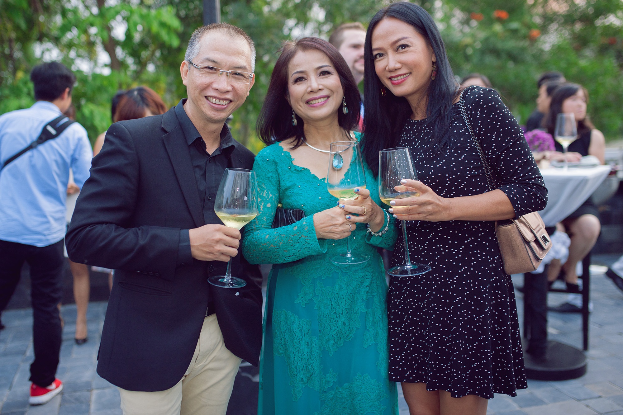 Diễn viên Kim Khánh chụp hình cùng nhiếp ảnh Phạm Hoài Nam.