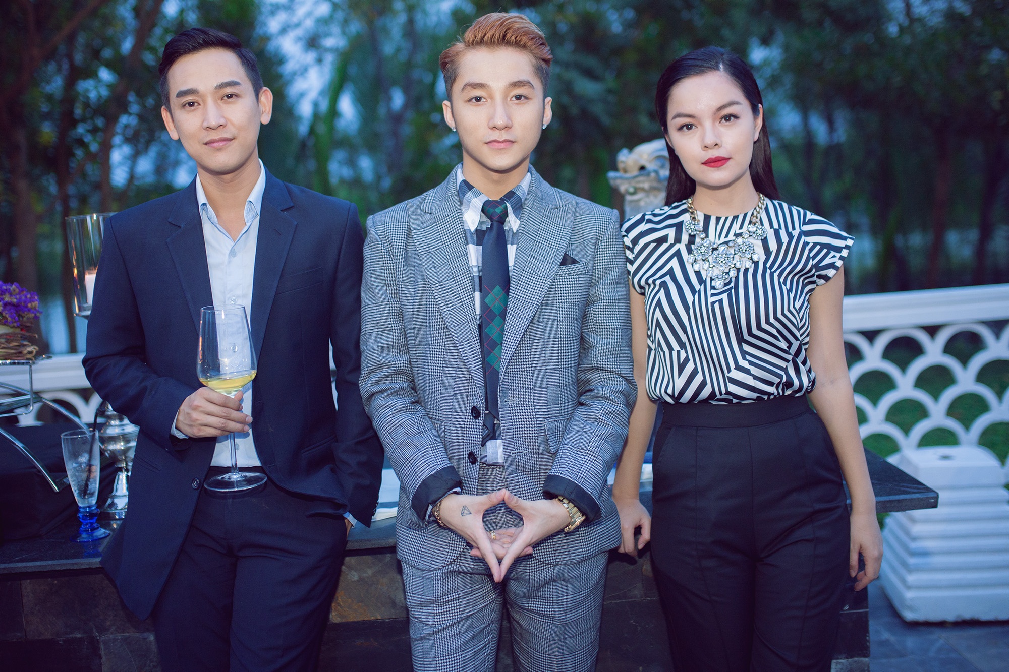 Đi cùng Sơn Tùng và Phạm Quỳnh Anh đến buổi tiệc là diễn viên Hứa Vĩ Văn. Ngoài đời, họ rất thân thiết.