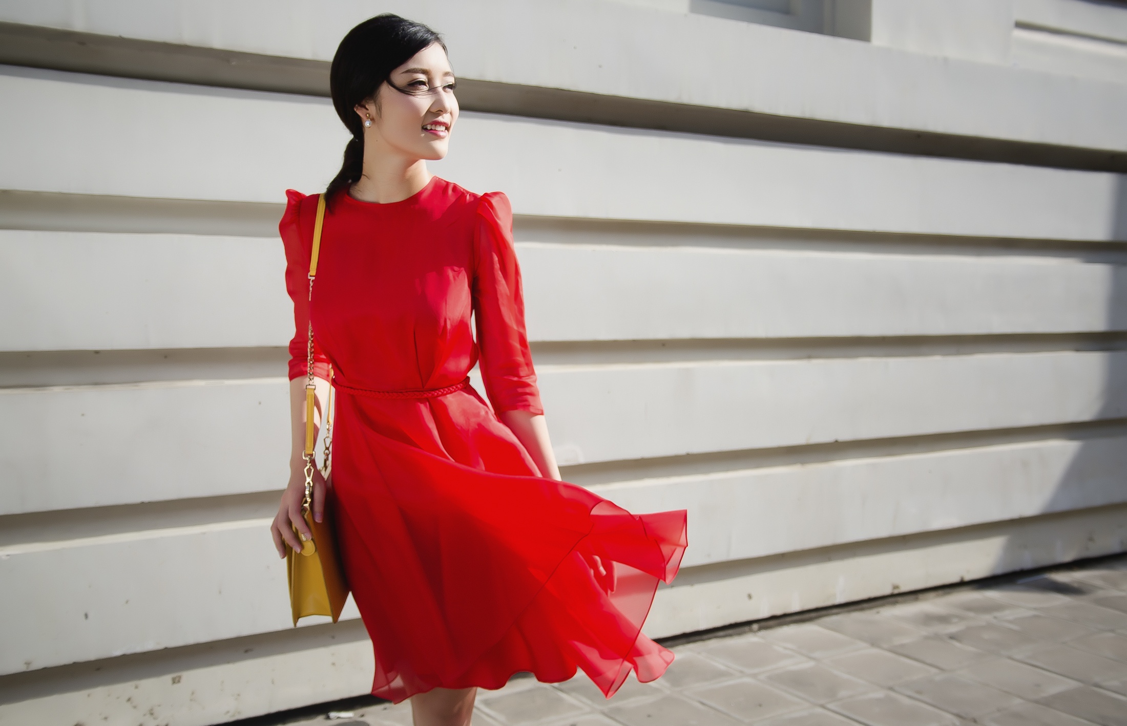 Trieu Thi Ha quyen ru trong loat trang phuc don he hinh anh