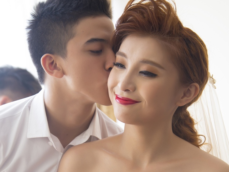 Tieu Chau Nhu Quynh chat vat dong canh hon hinh anh