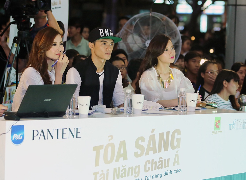 Dong Nhi ke chuyen lan dau lam giam khao hinh anh