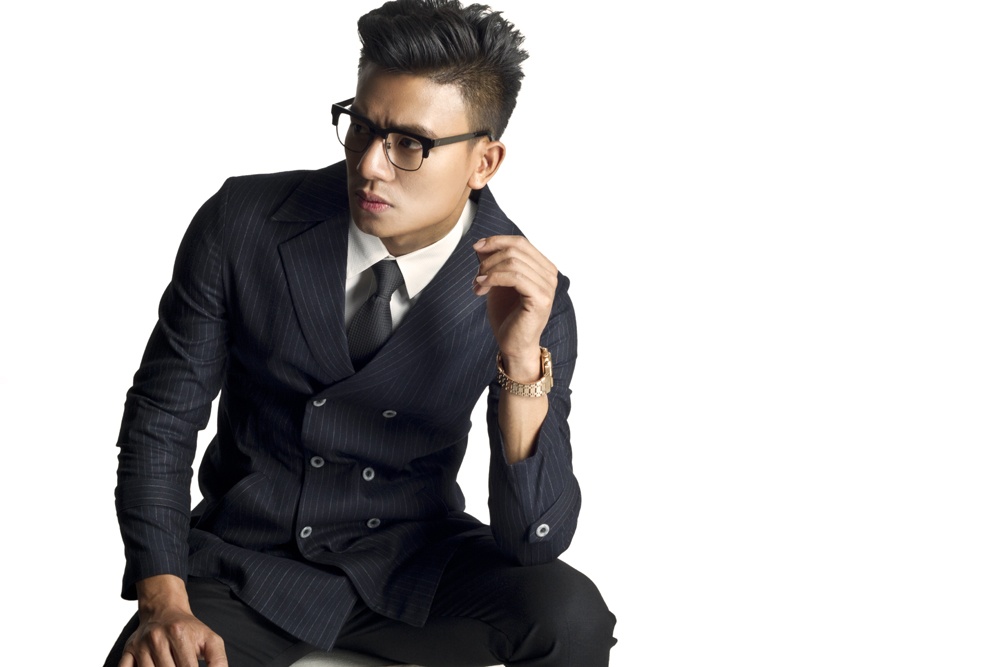 Hieu Nguyen nam tinh voi vest hinh anh