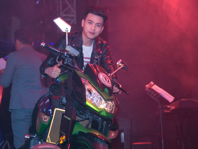 Ho Quang Hieu mang moto 500 trieu dong len san khau hinh anh