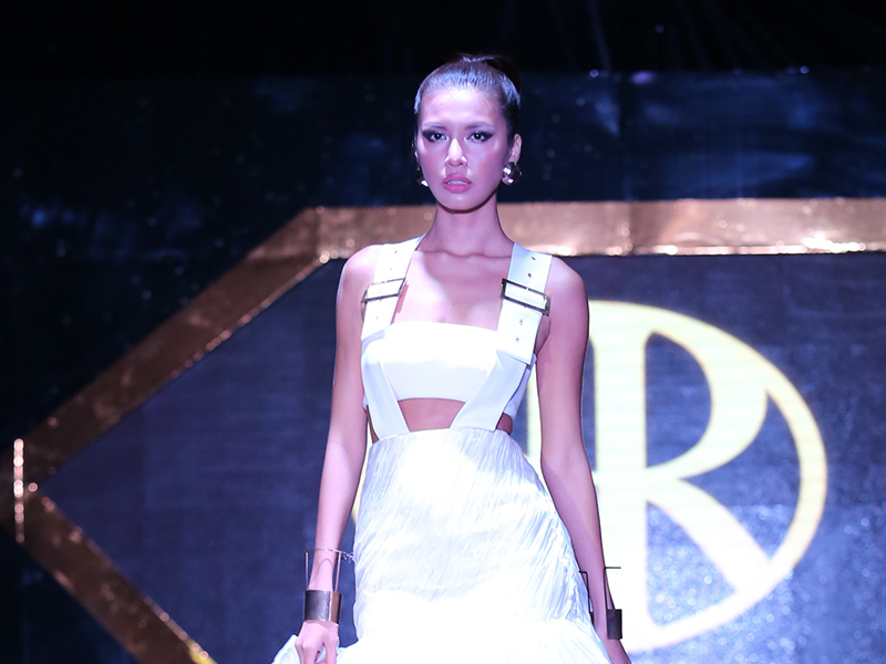 Minh Tu quyen ru tren san dien hinh anh