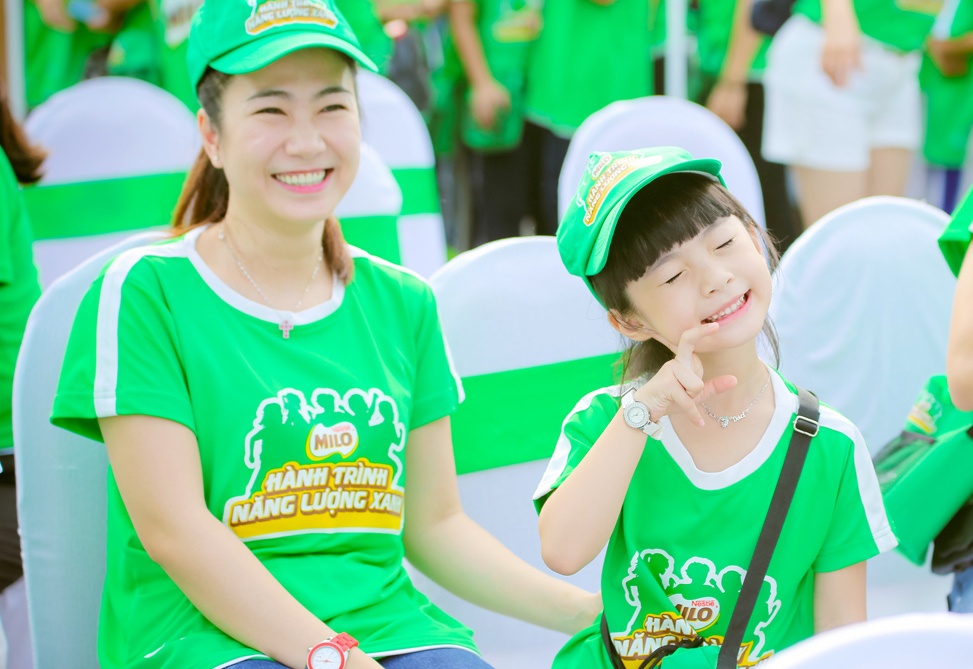 Thanh Thao Hugo cung chong va con gai tham gia di bo hinh anh