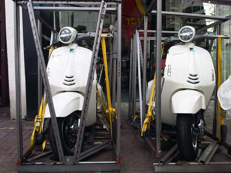 Khui hop hai chiec Vespa 946 mau trang o Sai Gon hinh anh
