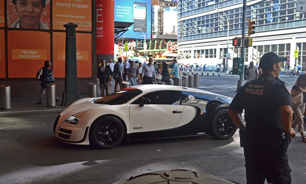 Bugatti Veyron doc nhat vo nhi xuat hien tren pho New York hinh anh