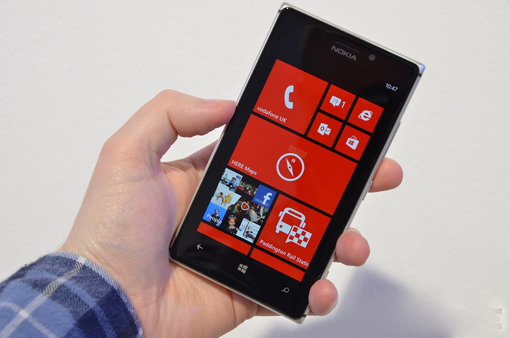 Nokia Lumia 925 chinh hang co gia 11 trieu dong hinh anh