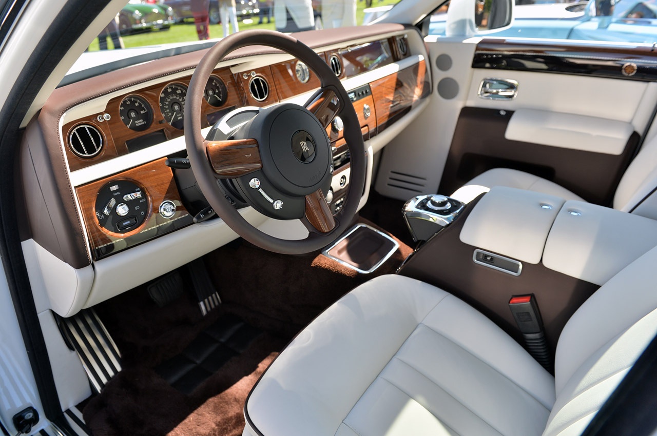 Rolls-Royce ra mat bo suu tap moi voi chiec Phantom op go hinh anh