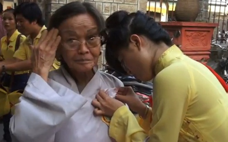 Xuc dong hinh anh cu gia cai bong hong trang o Sai Gon hinh anh