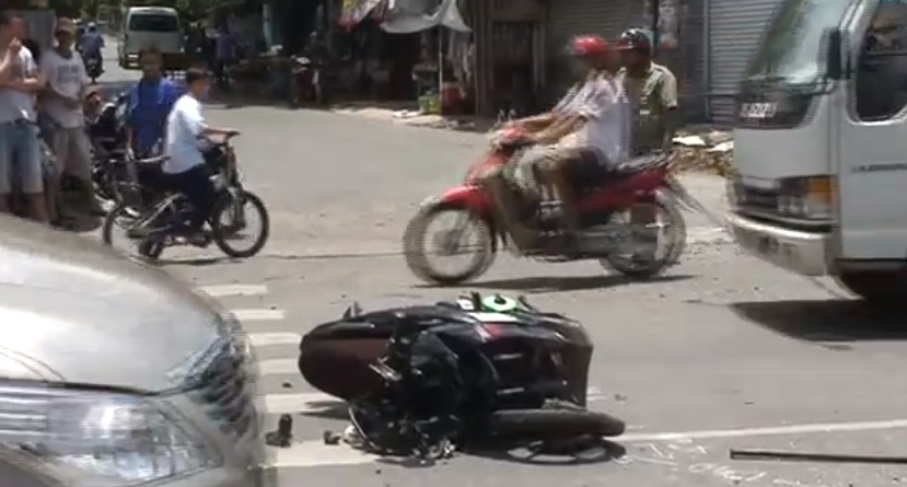 Dan cuu song thanh nien bi tai nan o Sai Gon hinh anh