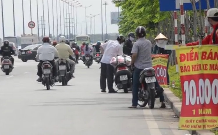 Ban bao hiem xe may 10.000 dong tran ngap xa lo o Sai Gon hinh anh