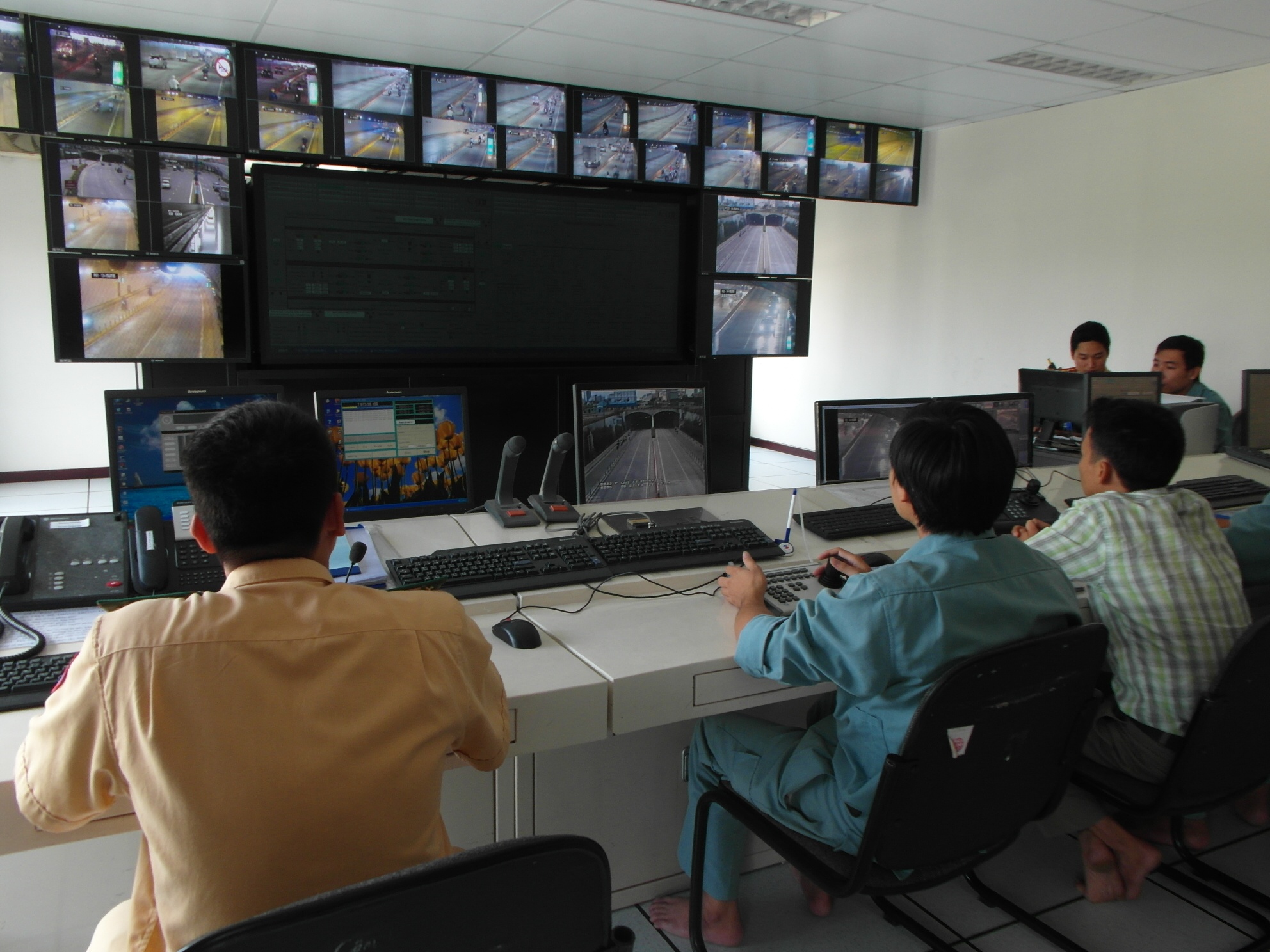 Xe vi pham qua ham song Sai Gon bi ghi hinh hinh anh