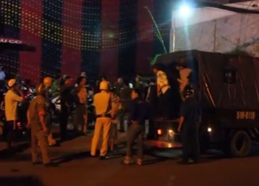 Clip dot nhap quan bar hang tram nguoi bi giu hinh anh