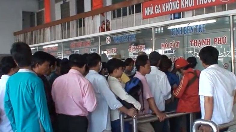 Cac ben xe o Sai Gon dong nghet nguoi di nghi le hinh anh