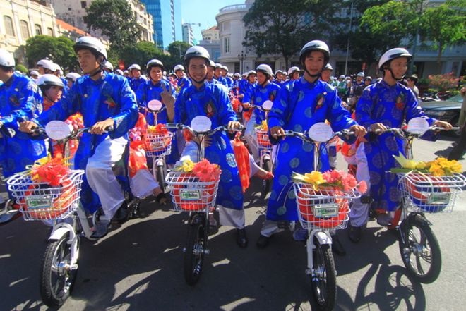 Clip 100 doi ruoc dau bang xe dap dien trong ngay Quoc khanh hinh anh