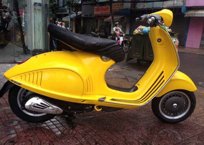 Vespa 946 mau vang doc nhat o Viet Nam hinh anh