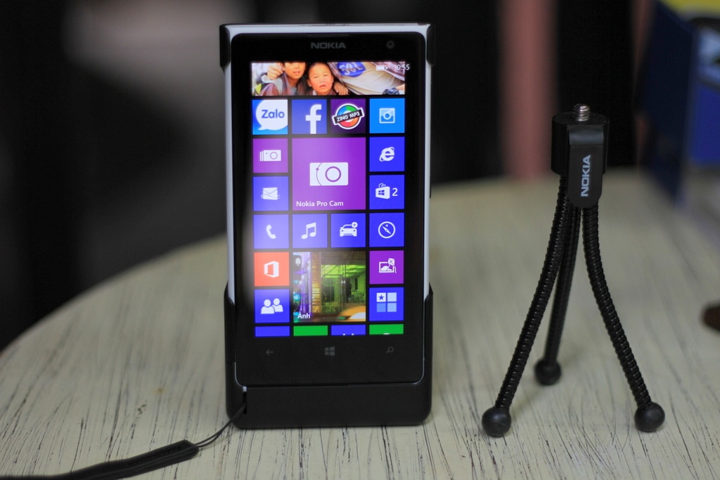 'Dap hop' Nokia Lumia 1020 va bo do choi sap ban tai VN hinh anh