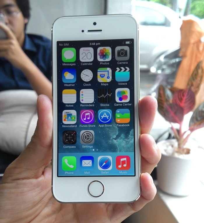 iPhone 5S dau tien tai Sai Gon duoc ban voi gia 52 trieu hinh anh