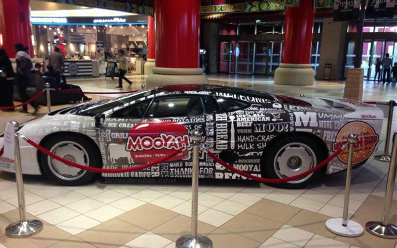 Sieu xe Jaguar XJ220 di quang cao thuc an nhanh hinh anh