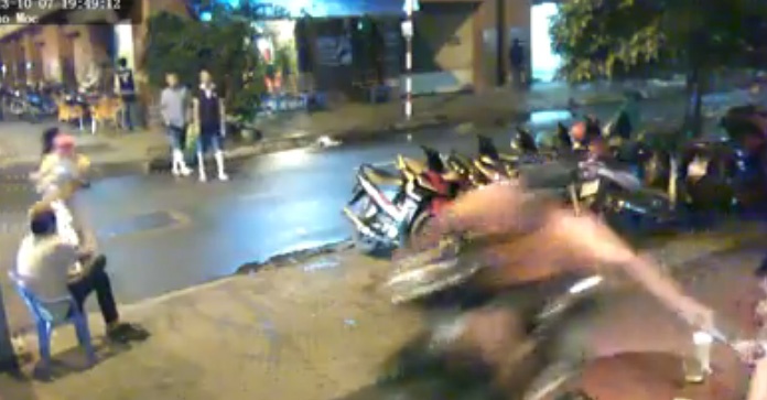 Clip cuop dien thoai dang dung o cafe via he Sai Gon hinh anh