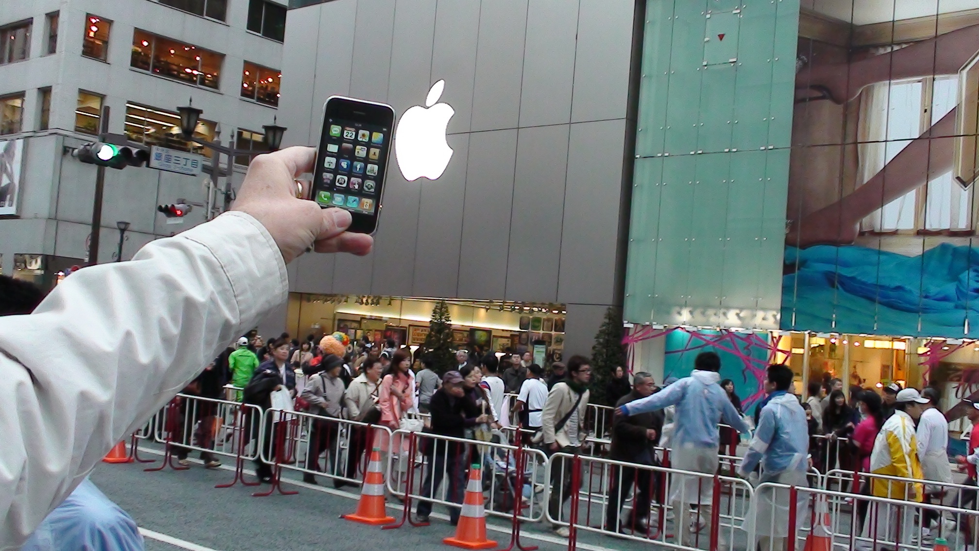 Hau truong ra mat chiec iPhone dau tien hinh anh