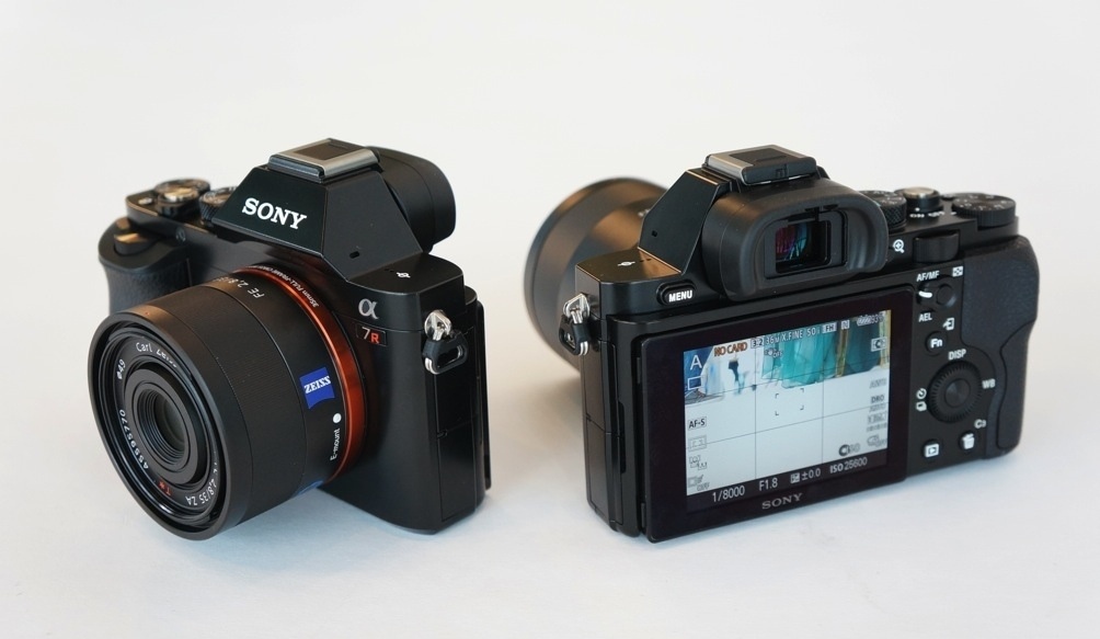 Anh thuc te 2 may anh full-frame khong guong lat dau tien hinh anh