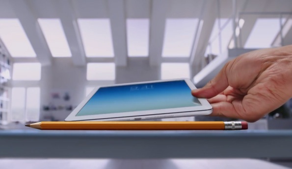 Apple quang cao iPad Air hoc theo y tuong Samsung hinh anh