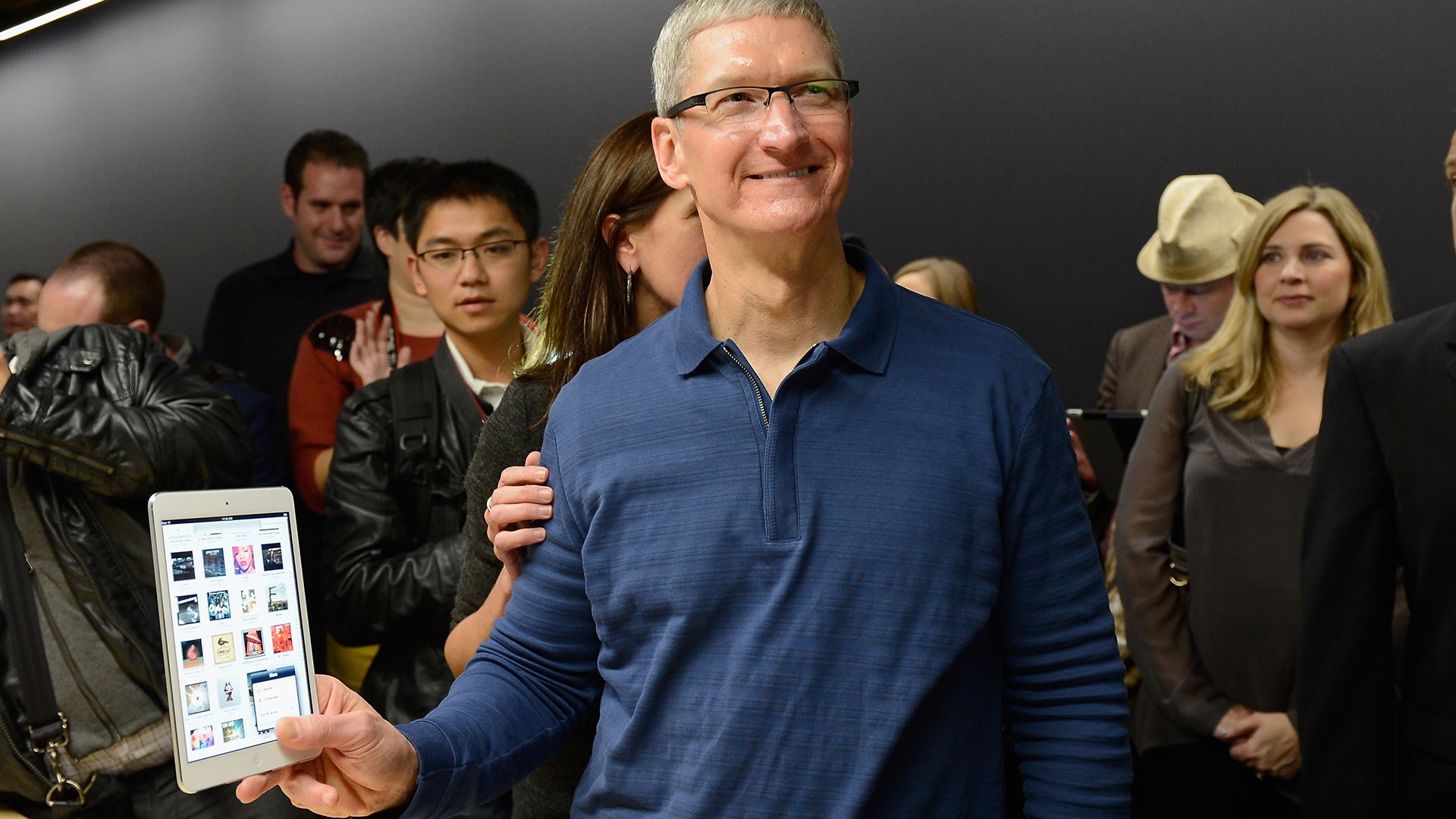 Vi sao Tim Cook hay 'up mo' ve san pham moi cua Apple? hinh anh