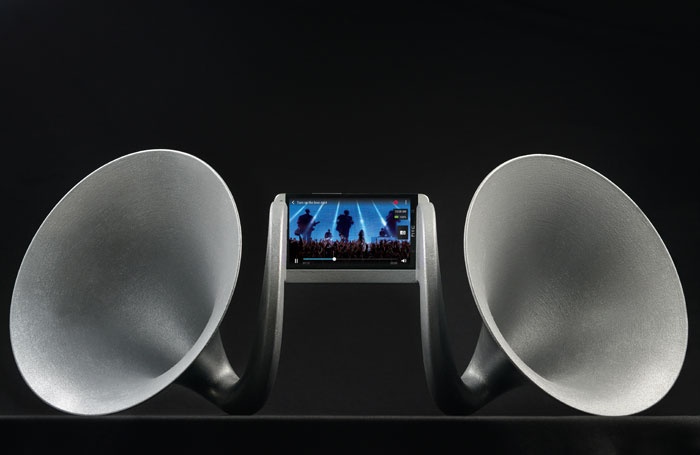 HTC san xuat loa ngoai gia 8.000 USD cho HTC One hinh anh