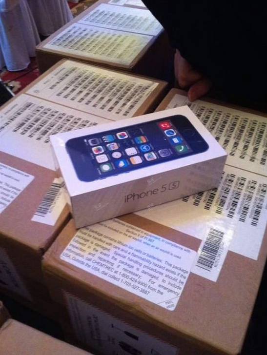 Tang 81 chiec iPhone 5S cho khach du dam cuoi hinh anh