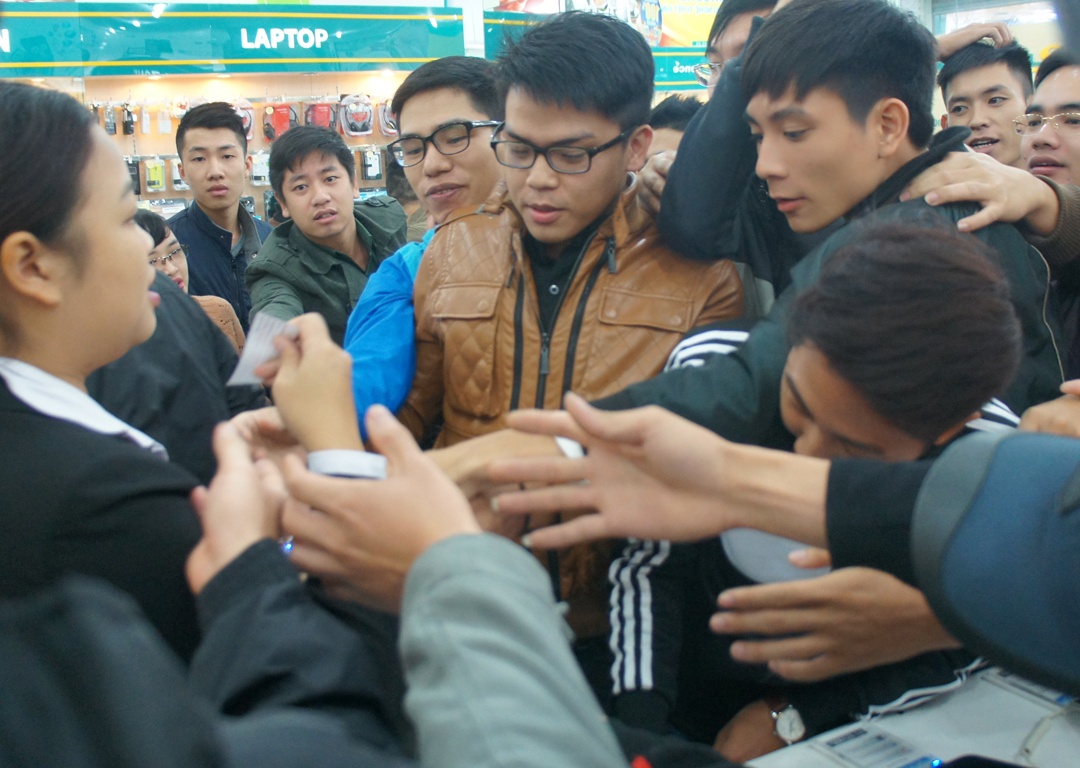 Chen chuc mua iPhone 5S chinh hang tai Ha Noi hinh anh