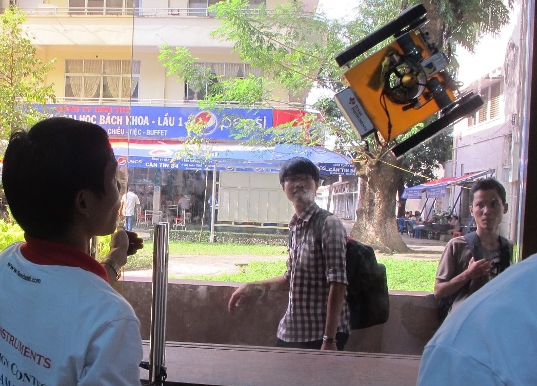 Sinh vien che xe lan dieu khien bang dau, robot leo tuong hinh anh