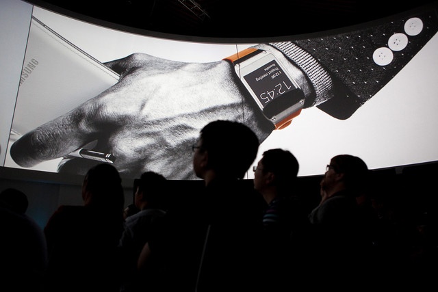 Dong ho thong minh cua Apple va Samsung nen re hon hinh anh